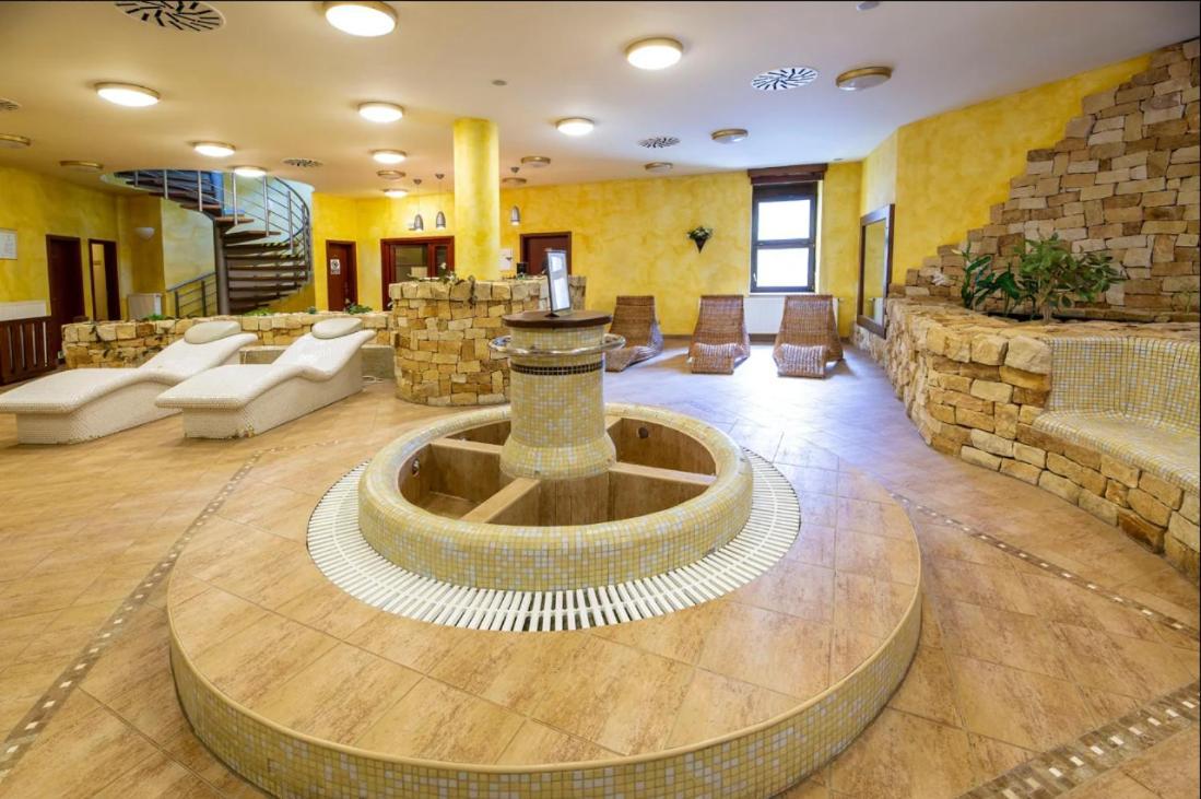 Spa Hotel Bily Horec 哈拉霍夫 外观 照片