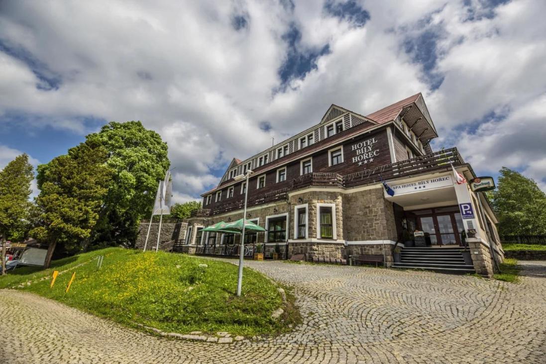Spa Hotel Bily Horec 哈拉霍夫 外观 照片