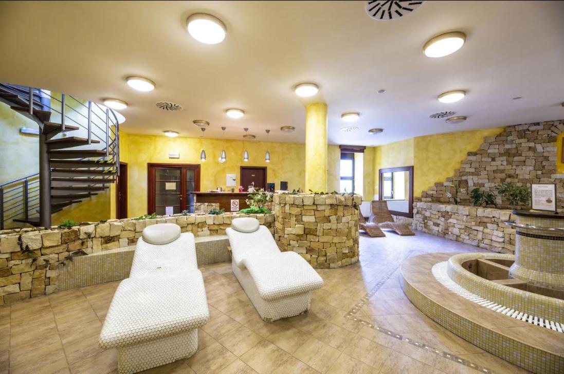 Spa Hotel Bily Horec 哈拉霍夫 外观 照片